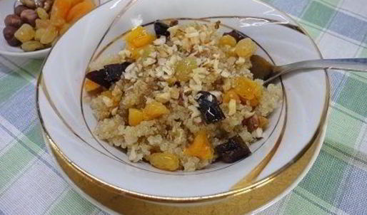 каша из киноа с орехами и сухофруктами