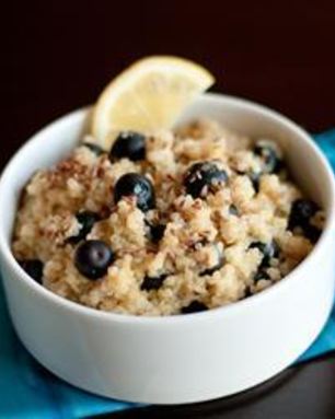 Каша из киноа с ягодами