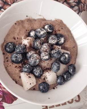 Льняная каша с голубикой и шоколадной крошкой