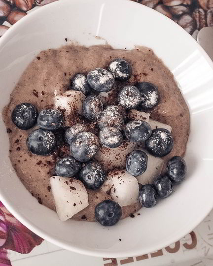 Рецепт льняной каши с голубикой и шоколадной крошкой