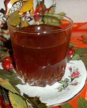 Чай из плодов шиповника с мелиссой