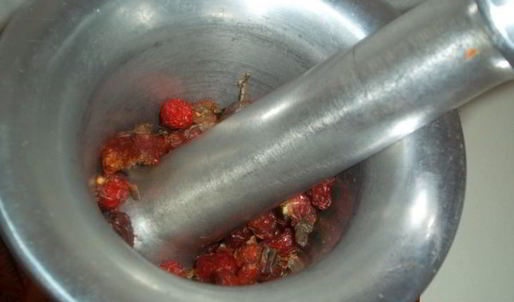 чай из плодов шиповника с мелиссой