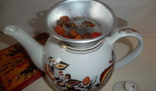 чай из плодов шиповника с мелиссой