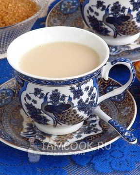 Индийский имбирный чай Масала с молоком и кардамоном