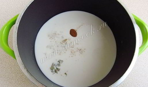 индийский имбирный чай масала с молоком и кардамоном