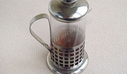 индийский имбирный чай масала с молоком и кардамоном