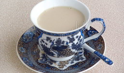 индийский имбирный чай масала с молоком и кардамоном