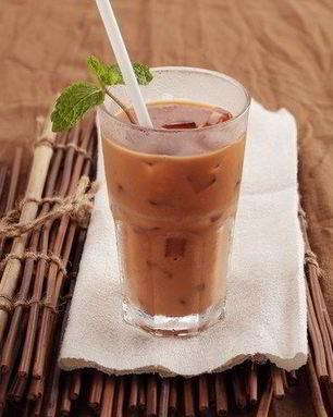 Холодный чай с молоком и мятой