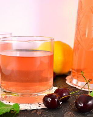 Холодный зеленый чай с черешней, красной смородиной, корицей и мятой