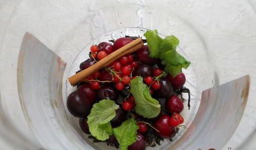 холодный зеленый чай с черешней, красной смородиной, корицей и мятой