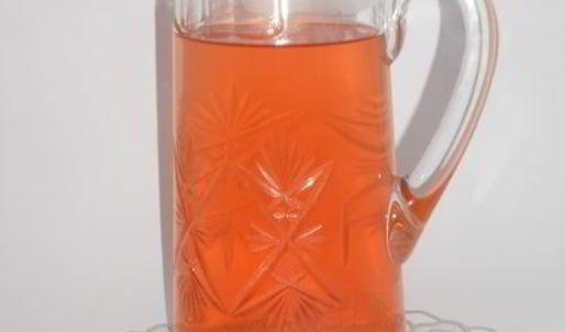 холодный зеленый чай с черешней, красной смородиной, корицей и мятой