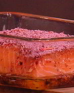 Лосось, засоленный в листьях чая каркаде