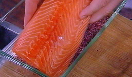 лосось, засоленный в листьях чая каркаде