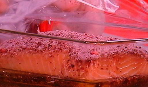 лосось, засоленный в листьях чая каркаде