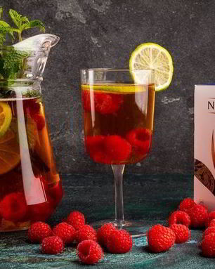 Освежающий чай с малиной