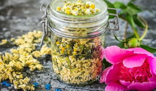 цветочный чай с ромашкой, акацией и мятой