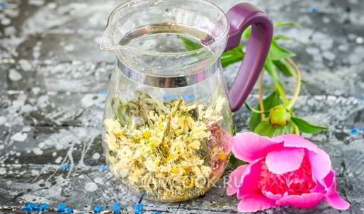 цветочный чай с ромашкой, акацией и мятой