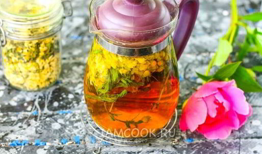 цветочный чай с ромашкой, акацией и мятой