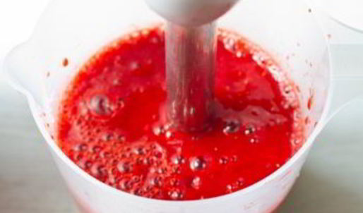 клубнично-лаймовый освежающий напиток