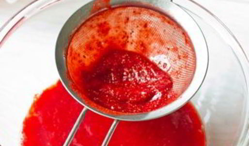 клубнично-лаймовый освежающий напиток