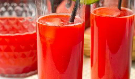 клубнично-лаймовый освежающий напиток