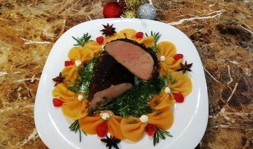 свиная вырезка в кофейной панировке с пастой