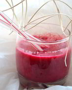 Коктейль свекольно-томатный с сельдереем, базиликом и авокадо