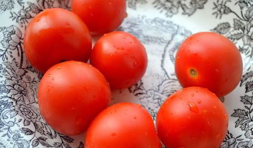 коктейль свекольно-томатный с сельдереем, базиликом и авокадо