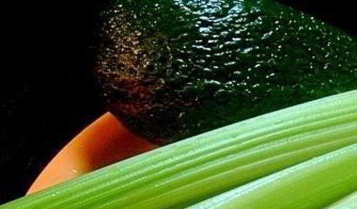 коктейль свекольно-томатный с сельдереем, базиликом и авокадо