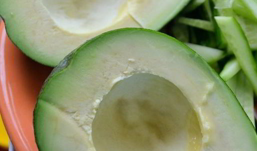 коктейль свекольно-томатный с сельдереем, базиликом и авокадо