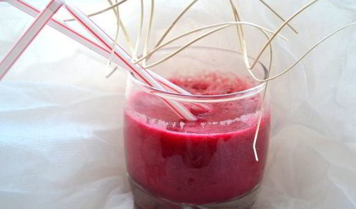 коктейль свекольно-томатный с сельдереем, базиликом и авокадо