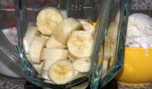 молочный коктейль в блендере