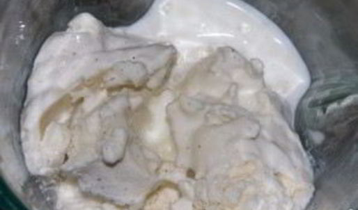 молочный коктейль в блендере