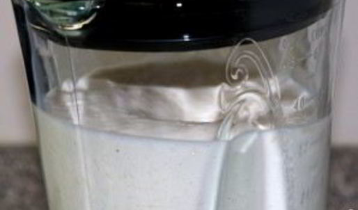 молочный коктейль в блендере