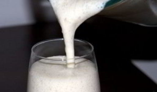 молочный коктейль в блендере