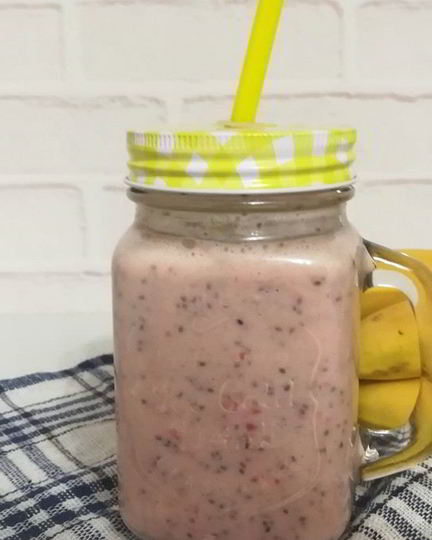 Рецепт бананова-клубничного смузи с семенами чиа