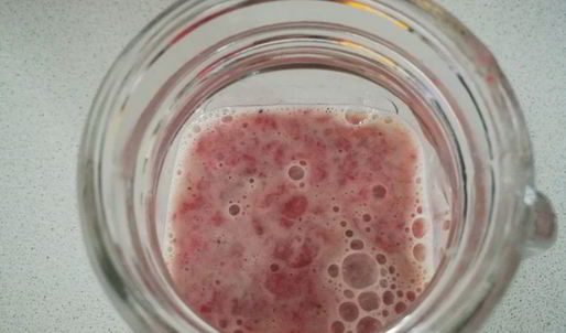 бананово-клубничный смузи с семенами чиа