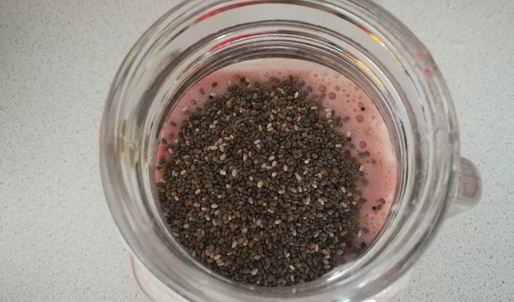 бананово-клубничный смузи с семенами чиа