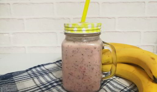 бананово-клубничный смузи с семенами чиа