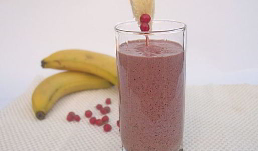 бананово-клюквенный смузи