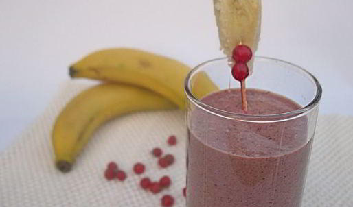 бананово-клюквенный смузи