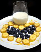 Банановый смузи с голубикой