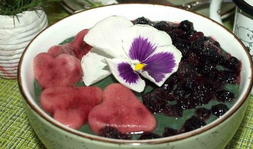 фруктовый смузи-боул со спирулиной