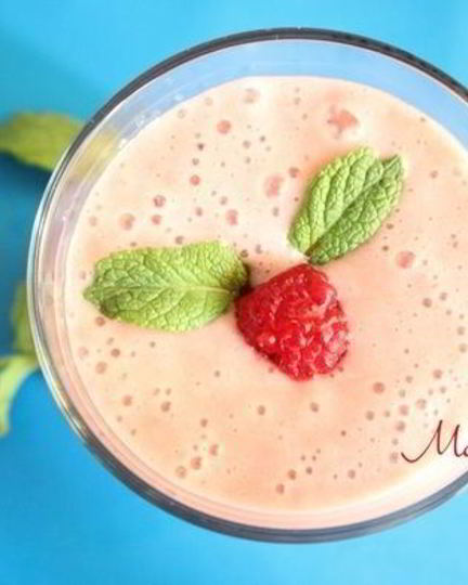 Рецепт малинового смузи на миндальном молоке