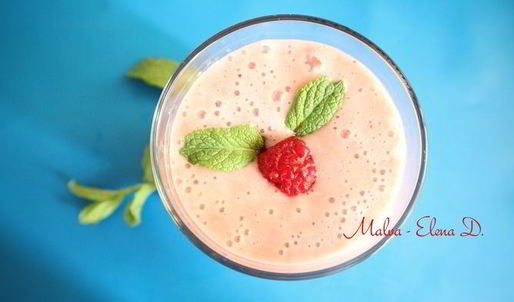 малиновый смузи на миндальном молоке