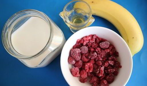 малиновый смузи на миндальном молоке