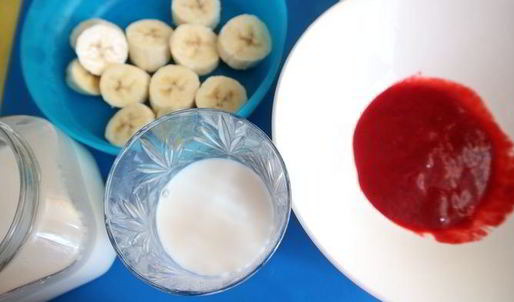 малиновый смузи на миндальном молоке