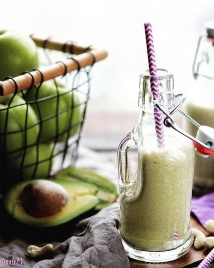 Рецепт питательного смузи из яблок, банана, авокадо и орехового молока