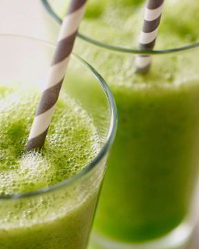 Полезный смузи с фруктами и шпинатом