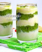 Слоеный банановый смузи с пюре из киви и лайма